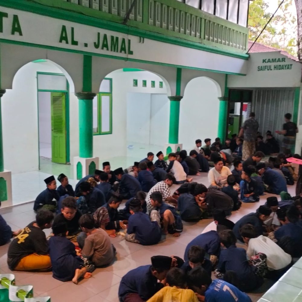 Alhamdulillah... Maem kepungan bersama utk mendidik karakter santri, berapa pentingnya hidup berjama'ah dan saling memahami satu sama lain. عَلَيْكُمْ بِالْجَمَاعَةِ، وإِيَّاكُمْ وَالفُرْقَةَ، فَإِنَّ الشَّيْطَانَ مَعَ الْوَاحِدِ Kalian harus berjamaah dan hindarilah bercerai berai (dari jamaah), karena setan bersama orang yang sendirian.